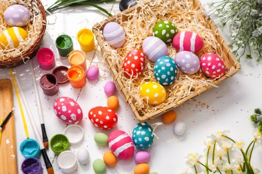 El boyası pastel renkli Paskalya yumurtaları. Mutlu Paskalya tebrik kartları ya da davetiyeler.