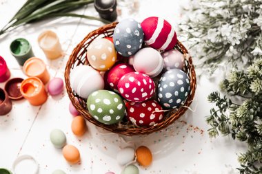 El boyası pastel renkli Paskalya yumurtaları. Mutlu Paskalya tebrik kartları ya da davetiyeler.