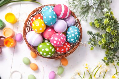 El boyası pastel renkli Paskalya yumurtaları. Mutlu Paskalya tebrik kartları ya da davetiyeler.