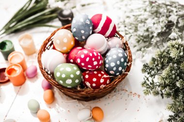 El boyası pastel renkli Paskalya yumurtaları. Mutlu Paskalya tebrik kartları ya da davetiyeler.