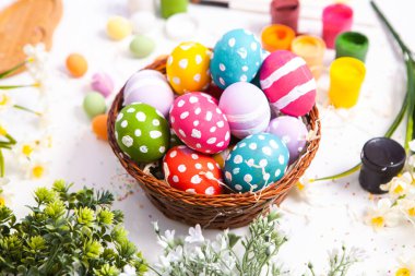 El boyası pastel renkli Paskalya yumurtaları. Mutlu Paskalya tebrik kartları ya da davetiyeler.