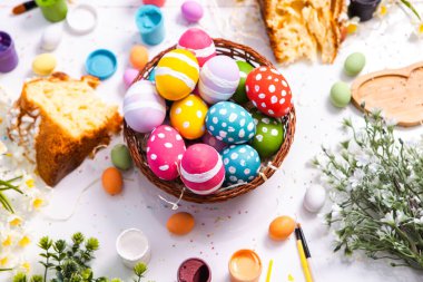 El boyası pastel renkli Paskalya yumurtaları. Mutlu Paskalya tebrik kartları ya da davetiyeler.