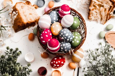 El boyası pastel renkli Paskalya yumurtaları. Mutlu Paskalya tebrik kartları ya da davetiyeler.