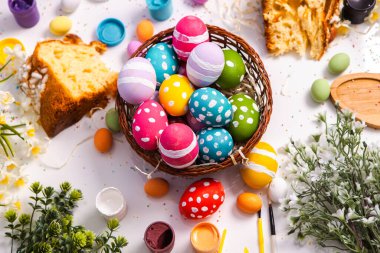 El boyası pastel renkli Paskalya yumurtaları. Mutlu Paskalya tebrik kartları ya da davetiyeler.