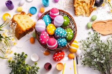 El boyası pastel renkli Paskalya yumurtaları. Mutlu Paskalya tebrik kartları ya da davetiyeler.