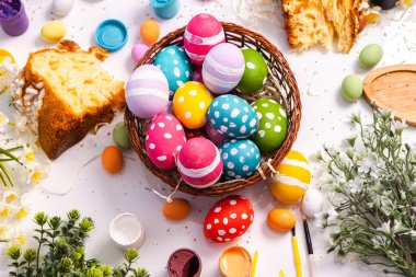 El boyası pastel renkli Paskalya yumurtaları. Mutlu Paskalya tebrik kartları ya da davetiyeler.