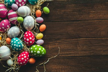 El boyası pastel renkli Paskalya yumurtaları. Mutlu Paskalya tebrik kartları ya da davetiyeler.