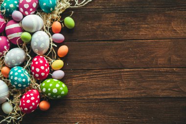 El boyası pastel renkli Paskalya yumurtaları. Mutlu Paskalya tebrik kartları ya da davetiyeler.