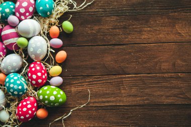 El boyası pastel renkli Paskalya yumurtaları. Mutlu Paskalya tebrik kartları ya da davetiyeler.