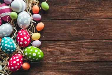 El boyası pastel renkli Paskalya yumurtaları. Mutlu Paskalya tebrik kartları ya da davetiyeler.