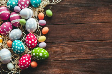 El boyası pastel renkli Paskalya yumurtaları. Mutlu Paskalya tebrik kartları ya da davetiyeler.