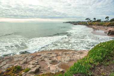 Kaliforniya 'nın Monterey şehrindeki Pasifik Okyanusu kıyısında. Amerika Birleşik Devletleri. Güneşli bir günde güzel bir sahil. Okyanus manzarası.