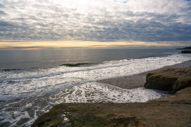 Kaliforniya 'nın Monterey şehrindeki Pasifik Okyanusu kıyısında. Amerika Birleşik Devletleri. Güneşli bir günde güzel bir sahil. Okyanus manzarası.