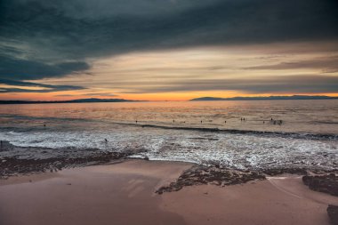Kaliforniya 'nın Monterey şehrindeki Pasifik Okyanusu kıyısında. Amerika Birleşik Devletleri. Güneşli bir günde güzel bir sahil. Okyanus manzarası.