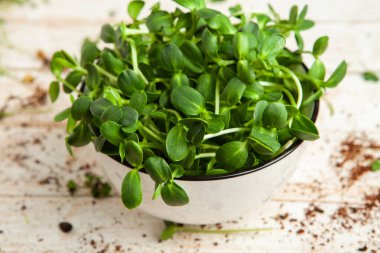 Mikro yeşiller, lahanayla bebek yaprağı sebzeleri arasına düşen taze sebzelerdir. Mikro yeşiller çiğ yenebilir.