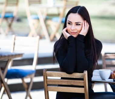 Siyah deri kıyafetler ve gözlük takmış güzel bir Rus kızı. Kentsel arka planda rock tarzı Avrupalı kadın.
