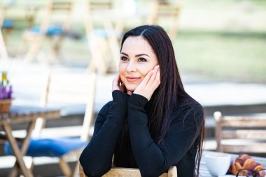 Siyah deri kıyafetler ve gözlük takmış güzel bir Rus kızı. Kentsel arka planda rock tarzı Avrupalı kadın.