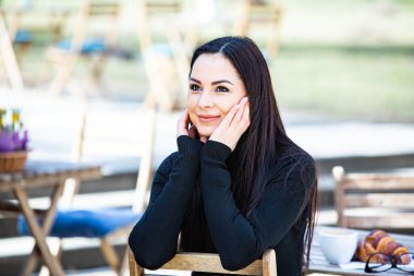 Siyah deri kıyafetler ve gözlük takmış güzel bir Rus kızı. Kentsel arka planda rock tarzı Avrupalı kadın.