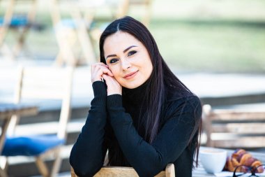 Siyah deri kıyafetler ve gözlük takmış güzel bir Rus kızı. Kentsel arka planda rock tarzı Avrupalı kadın.