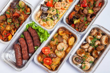 Eko plastik konteynırda iş yemeği hazır. Üst manzara. Ofis beslenme çantalarında yemek hazır. Yemek götürüyor. Yemek servisi, kahvaltı..