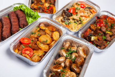 Eko plastik konteynırda iş yemeği hazır. Üst manzara. Ofis beslenme çantalarında yemek hazır. Yemek götürüyor. Yemek servisi, kahvaltı..