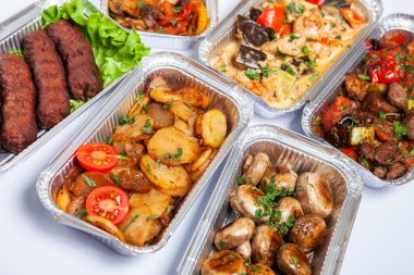 Eko plastik konteynırda iş yemeği hazır. Üst manzara. Ofis beslenme çantalarında yemek hazır. Yemek götürüyor. Yemek servisi, kahvaltı..