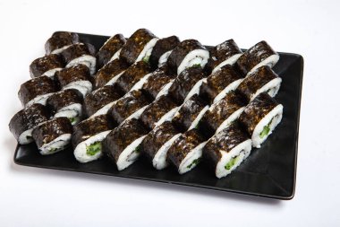 Beyaz arka planda avokadolu taze Japon suşisi..