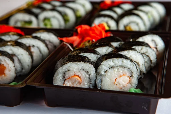 Rolos Comida Japonesa Caixa Plástico Sushi Definido Pacote Plástico Fechar — Fotografia de Stock