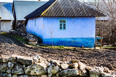Moldova köylerinde terk edilmiş, eski, unutulmuş evlerle dolu bir manzara. Moldova Cumhuriyeti 'nde terk edilmiş bir ev. Depopulasyon kavramı.