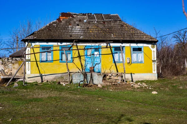 Paisagem Com Casas Antigas Esquecidas Abandonadas Algum Lugar Nas Aldeias — Fotografia de Stock