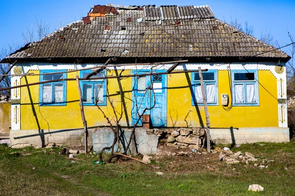 Paisagem Com Casas Antigas Esquecidas Abandonadas Algum Lugar Nas Aldeias — Fotografia de Stock