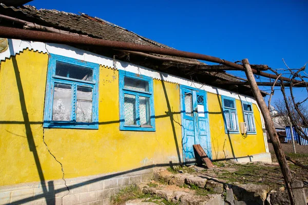 Paisagem Com Casas Antigas Esquecidas Abandonadas Algum Lugar Nas Aldeias — Fotografia de Stock