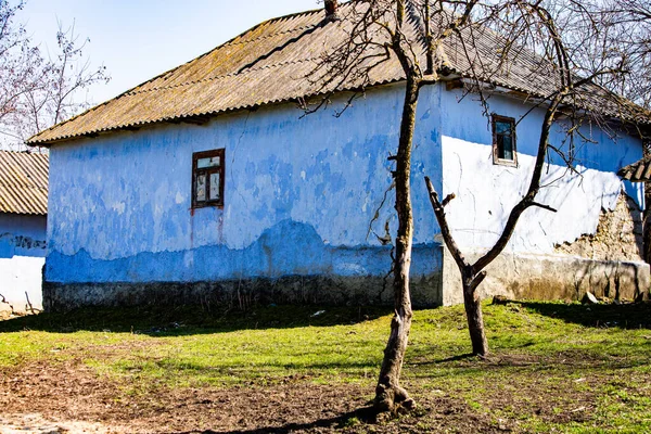 Moldova Köylerinde Terk Edilmiş Eski Unutulmuş Evlerle Dolu Bir Manzara — Stok fotoğraf