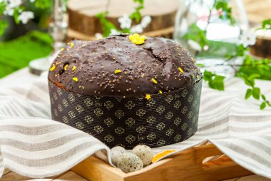 Panettone, 2021 yılında Paskalya için geleneksel İtalyan tatlısıdır. Çikolata ve çikolata parçacıkları ile kaplı ev yapımı panettone. Tatlı olarak sunulan ekmek..