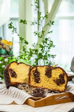 Panettone, 2021 yılında Paskalya için geleneksel İtalyan tatlısıdır. Çikolata ve çikolata parçacıkları ile kaplı ev yapımı panettone. Tatlı olarak sunulan ekmek..