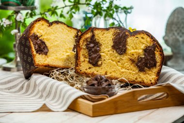 Panettone, 2021 yılında Paskalya için geleneksel İtalyan tatlısıdır. Çikolata ve çikolata parçacıkları ile kaplı ev yapımı panettone. Tatlı olarak sunulan ekmek..