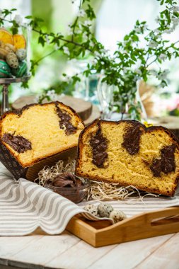 Panettone, 2021 yılında Paskalya için geleneksel İtalyan tatlısıdır. Çikolata ve çikolata parçacıkları ile kaplı ev yapımı panettone. Tatlı olarak sunulan ekmek..