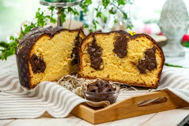 Panettone, 2021 yılında Paskalya için geleneksel İtalyan tatlısıdır. Çikolata ve çikolata parçacıkları ile kaplı ev yapımı panettone. Tatlı olarak sunulan ekmek..