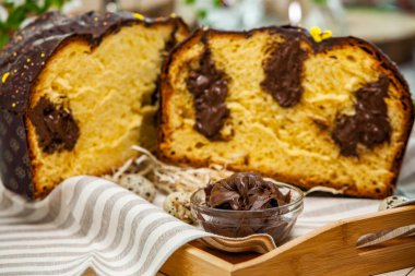 Panettone, 2021 yılında Paskalya için geleneksel İtalyan tatlısıdır. Çikolata ve çikolata parçacıkları ile kaplı ev yapımı panettone. Tatlı olarak sunulan ekmek..