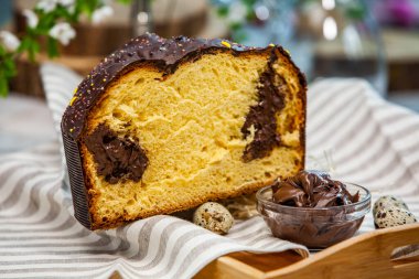 Panettone, 2021 yılında Paskalya için geleneksel İtalyan tatlısıdır. Çikolata ve çikolata parçacıkları ile kaplı ev yapımı panettone. Tatlı olarak sunulan ekmek..