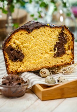 Panettone, 2021 yılında Paskalya için geleneksel İtalyan tatlısıdır. Çikolata ve çikolata parçacıkları ile kaplı ev yapımı panettone. Tatlı olarak sunulan ekmek..