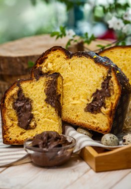 Panettone, 2021 yılında Paskalya için geleneksel İtalyan tatlısıdır. Çikolata ve çikolata parçacıkları ile kaplı ev yapımı panettone. Tatlı olarak sunulan ekmek..