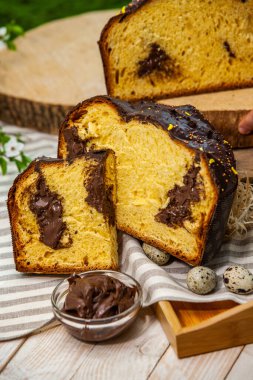 Panettone, 2021 yılında Paskalya için geleneksel İtalyan tatlısıdır. Çikolata ve çikolata parçacıkları ile kaplı ev yapımı panettone. Tatlı olarak sunulan ekmek..