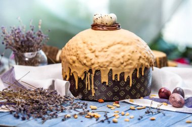 Panettone, 2021 yılında Paskalya için geleneksel İtalyan tatlısıdır. Çikolata ve çikolata parçacıkları ile kaplı ev yapımı panettone. Tatlı olarak sunulan ekmek..