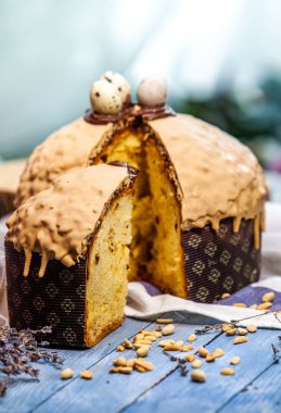 Panettone, 2021 yılında Paskalya için geleneksel İtalyan tatlısıdır. Çikolata ve çikolata parçacıkları ile kaplı ev yapımı panettone. Tatlı olarak sunulan ekmek..