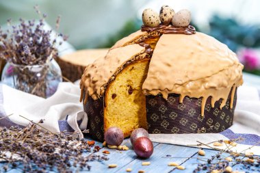 Panettone, 2021 yılında Paskalya için geleneksel İtalyan tatlısıdır. Çikolata ve çikolata parçacıkları ile kaplı ev yapımı panettone. Tatlı olarak sunulan ekmek..