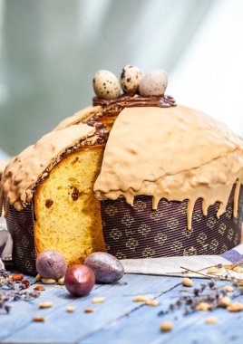 Panettone, 2021 yılında Paskalya için geleneksel İtalyan tatlısıdır. Çikolata ve çikolata parçacıkları ile kaplı ev yapımı panettone. Tatlı olarak sunulan ekmek..