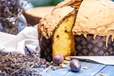 Panettone, 2021 yılında Paskalya için geleneksel İtalyan tatlısıdır. Çikolata ve çikolata parçacıkları ile kaplı ev yapımı panettone. Tatlı olarak sunulan ekmek..