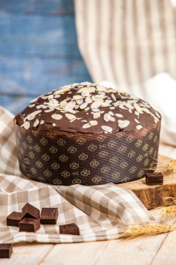 Panettone, 2021 yılında Paskalya için geleneksel İtalyan tatlısıdır. Çikolata ve çikolata parçacıkları ile kaplı ev yapımı panettone. Tatlı olarak sunulan ekmek..
