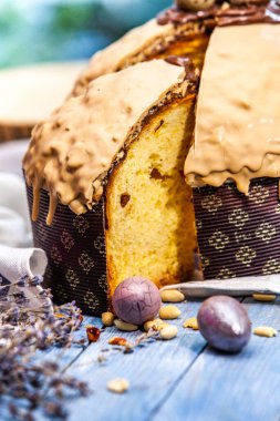 Panettone, 2021 yılında Paskalya için geleneksel İtalyan tatlısıdır. Çikolata ve çikolata parçacıkları ile kaplı ev yapımı panettone. Tatlı olarak sunulan ekmek..